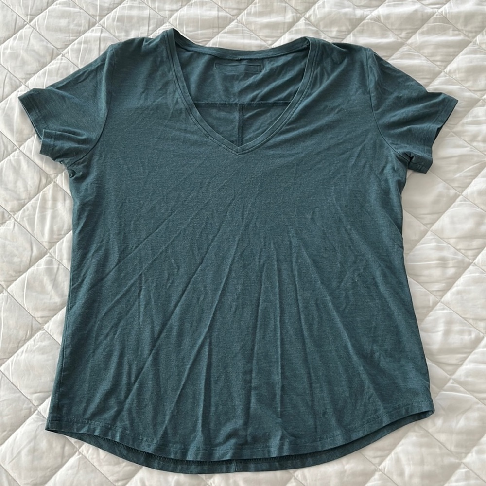 🌸Alphalete V Neck Everyday Shirt